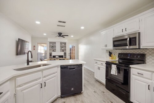 Noir at Hollytree Dr.  Perfect Location!