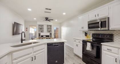 Noir at Hollytree Dr. Perfect Location!