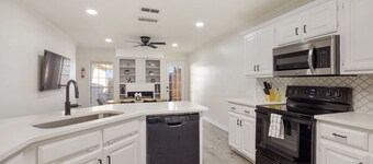 Noir at Hollytree Dr. Perfect Location!