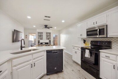 Noir at Hollytree Dr. Perfect Location!