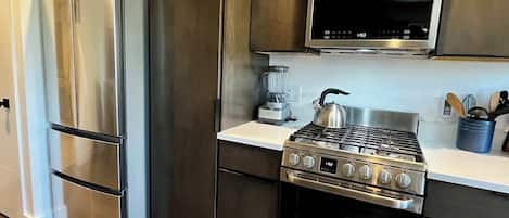 Réfrigérateur, four à micro-ondes, un four, surface de cuisson