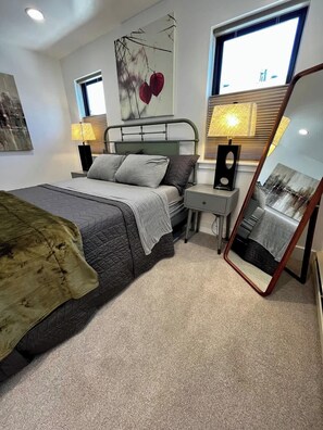 1 bedroom, desk, WiFi, bed sheets - Brand New Loft in the Heart of Downtown Bozeman! (Bozeman)