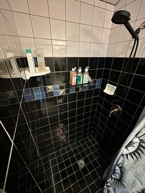 Dusch, hårtork och handdukar
