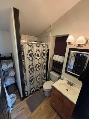 Dusche, Haartrockner, Handtücher