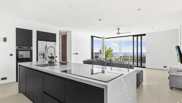 Geladeira, micro-ondas, fogão, cooktop