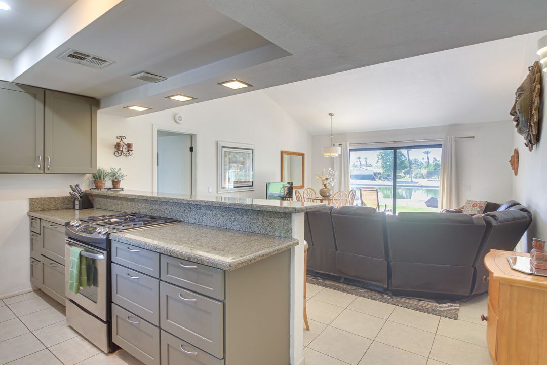 Een microgolfoven, een vaatwasser, een blender, een koffiemolen