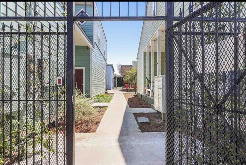 Cute 1bed steps from French Q, Bourbon St & Jazz venues