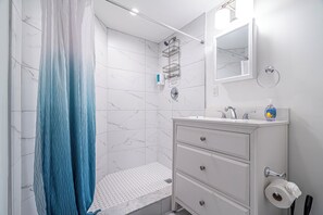 Eenvoudig appartement | Badkamer | Handdoeken