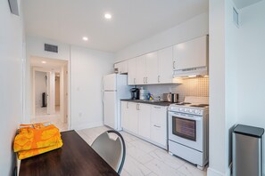 Full-sized fridge, microwave, oven, stovetop