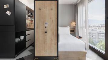 Family Studio | Caja de seguridad en la habitación y escritorio