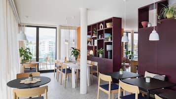 Full-size fridge, microwave, stovetop, dishwasher