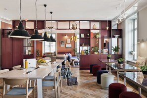 Großer Kühlschrank, Mikrowelle, Herdplatte, Geschirrspüler