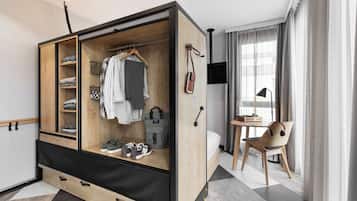 Studio + | Zimmersafe, Schreibtisch, laptopgeeigneter Arbeitsplatz