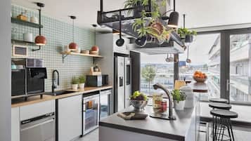 Full-size fridge, microwave, stovetop, dishwasher