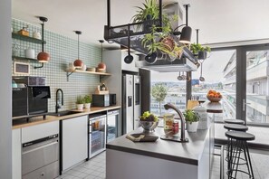 Refrigerador con freezer, microondas, placa de cocina, lavavajillas