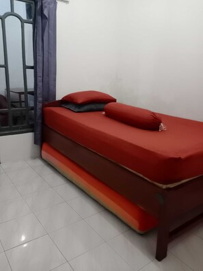 Desk, laptop workspace, free WiFi, bed sheets - SPOT ON 91597 Sharie Homestay Syariah (Bandar Lampung)