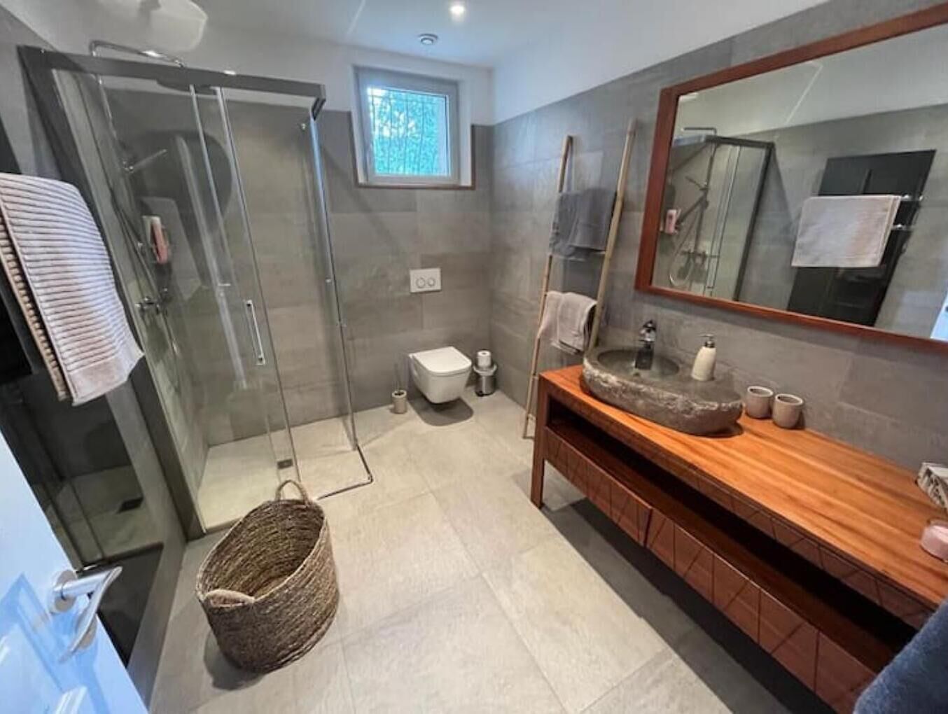 Douche, sèche-cheveux, serviettes fournies, savon