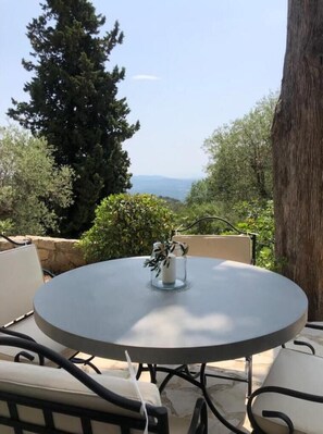 تناول الطعام بالخارج