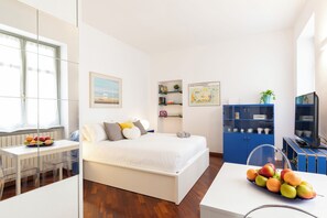 City studio | Woonruimte | Een 40-inch flatscreentelevisie met digitale zenders