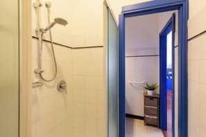 City Studio | Bathroom | Shower, rainfall showerhead, free toiletries, hair dryer - notaMI - Canonica 32 - Arco della Pace (Milan)