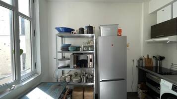 Kjøleskap, mikrobølgeovn og kaffetrakter/tekoker