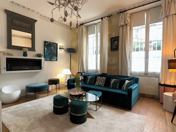 TV, fireplace - Traduction :<br><br>Cozy apartment – Jardin Public (Bordeaux)