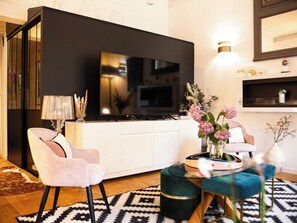 TV, fireplace - Traduction :<br><br>Cozy apartment – Jardin Public (Bordeaux)