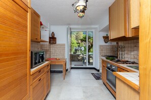 Een koelkast, een magnetron, een oven, een kookplaat