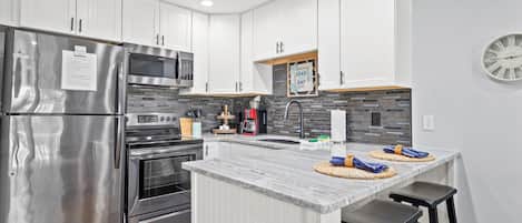 Réfrigérateur, four à micro-ondes, un four, surface de cuisson