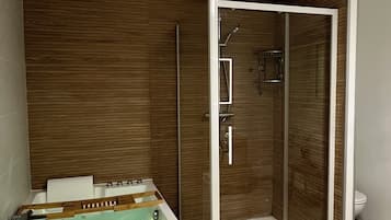 Douche, sĂšche-cheveux, serviettes fournies, papier toilette