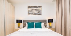 3 habitaciones, tabla de planchar con plancha, wifi y ropa de cama 