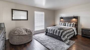2 bedrooms, desk, iron/ironing board, WiFi