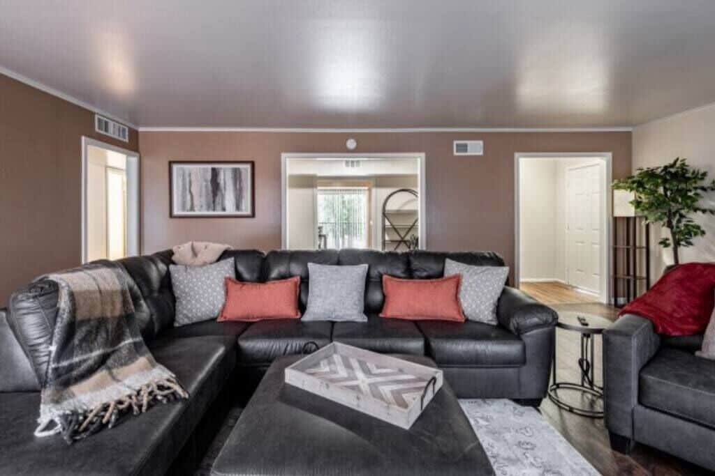 TV, bøker og kontorer