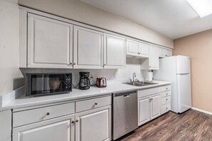 Fridge, microwave, oven, stovetop - Hoff Gardens 10 - 2BR 2BA - Downtown Lubbock (Lubbock)