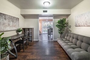 Televisio, kirjoja, työhuone