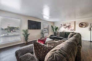 Televisio, kirjoja, työhuone