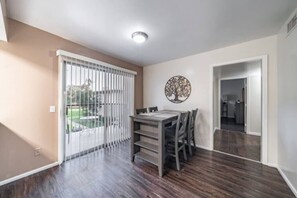 Dining - Hoff Gardens 10 - 2BR 2BA - Downtown Lubbock (Lubbock)