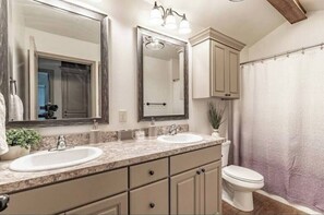 Bathtub - Fox Ridge Oasis - 3BR 1BA - South Lubbock (Lubbock)