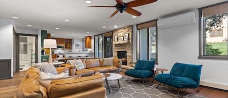 Una Smart TV, una chimenea, libros, un reproductor estéreo