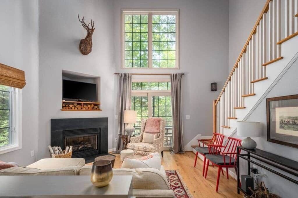 Een televisie, een open haard en een kantoor