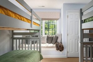 4 Schlafzimmer, Schreibtisch, Bügeleisen/Bügelbrett, WLAN