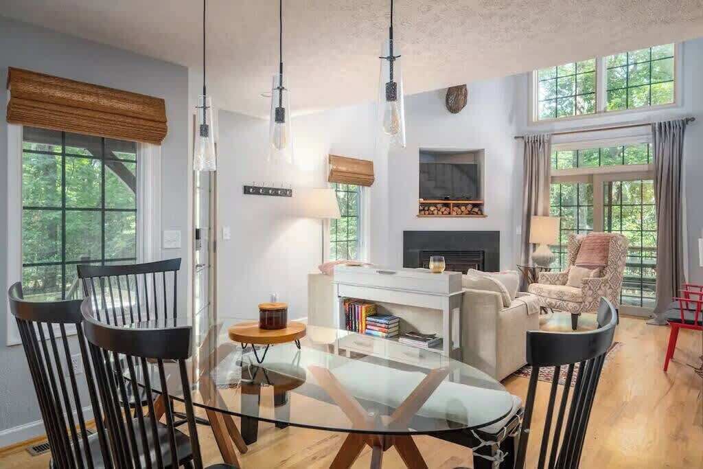 Televisio, takka, työhuone