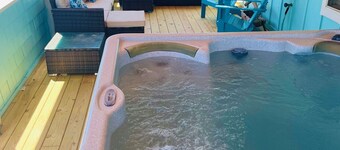 Gorgeous Semi-Oceanfront - Amazing Ocean Views - Hot Tub~ Pirate Mini Golf- Avon