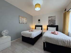 4 habitaciones, escritorio, tabla de planchar con plancha y wifi gratis 