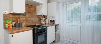 Entire 4 beds, 2 baths & 3 mins walking to ICC Five ways and Broad street
