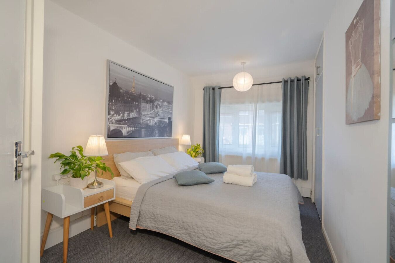 4 bedrooms, desk, iron/ironing board, WiFi (free)