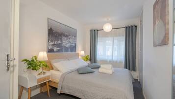 4 bedrooms, desk, iron/ironing board, WiFi (free)