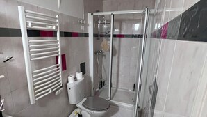 Ein Badezimmer mit Toilette, Dusche und Waschbecken.