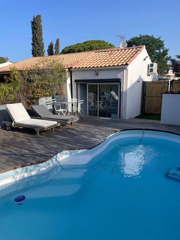 Pool - Appartement VAR ,30 M2 Avec Terrain 45 M2 Sans vis à vis , Piscine en Partage (La Seyne sur mer)