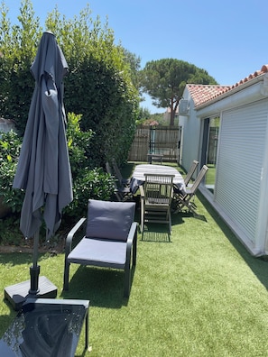 Outdoor dining - Appartement VAR ,30 M2 Avec Terrain 45 M2 Sans vis à vis , Piscine en Partage (La Seyne sur mer)